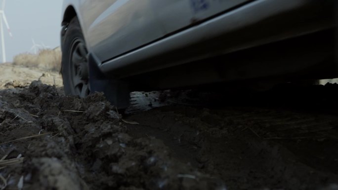 汽车泥泞道路打滑