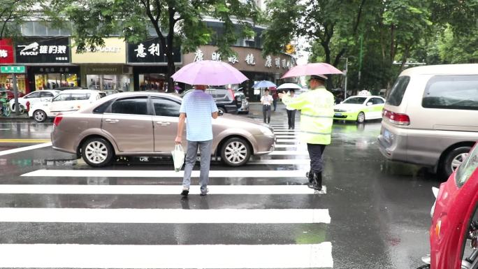 交警守护高考考场交通秩序大雨中执勤