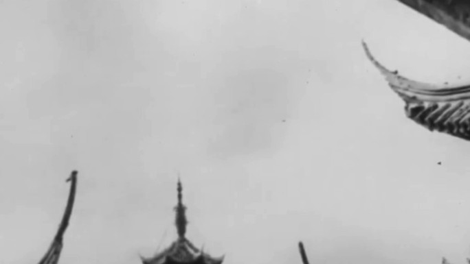 1947年美国海军陆战队登陆上海参观寺庙