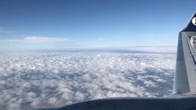 新疆飞机上看戈壁滩雪山