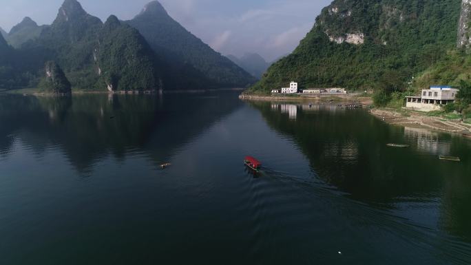 航拍：神秘之境喀斯特溶岩地貌高山平湖