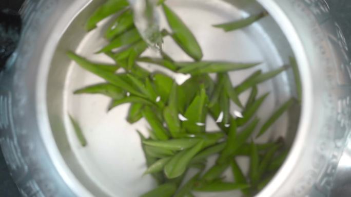 中国传统文化茶道之银壶倒水绿茶