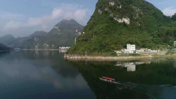 航拍：广西喀斯特高山湖泊