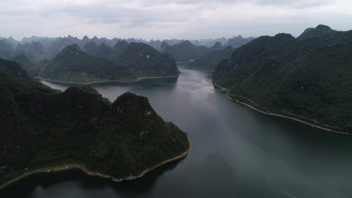 广西喀斯特熔岩“中国下龙湾”“水上桂林”
