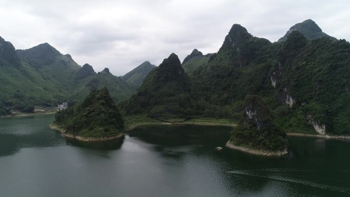 广西喀斯特熔岩湖