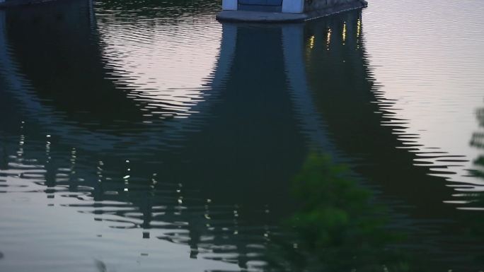 海宝湖北塔湖城市景观湿地传统桥日落水影
