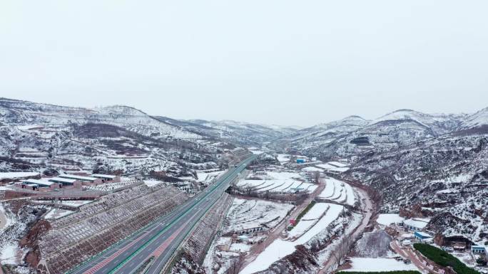 西北高原高速雪景航拍高清