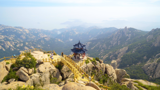 爬山-游客上山下山-石头台阶-青岛崂山