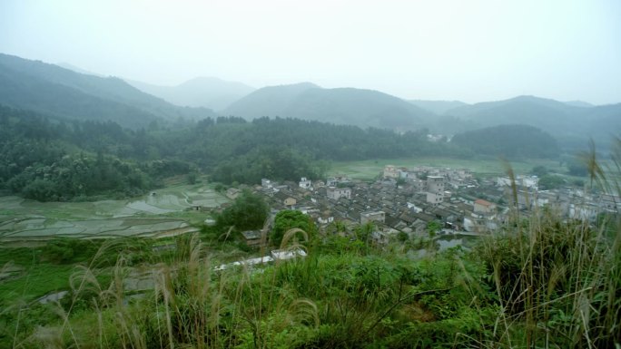 山坡上的山村风景