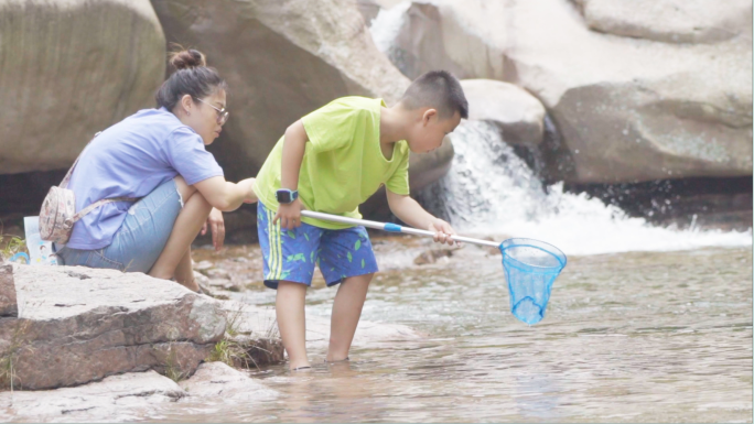 夏天河边小孩子玩水捕鱼-儿童玩水开心快乐