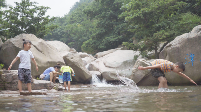 夏天河边小孩子玩水捕鱼-儿童玩水开心快乐