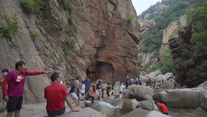 4K夏天青岛崂山北九水旅游人群