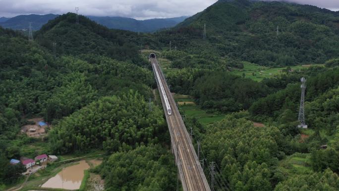 山间缓缓而过的高铁隧道4K