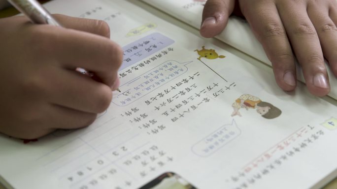 小学生学习、做作业、写字特写