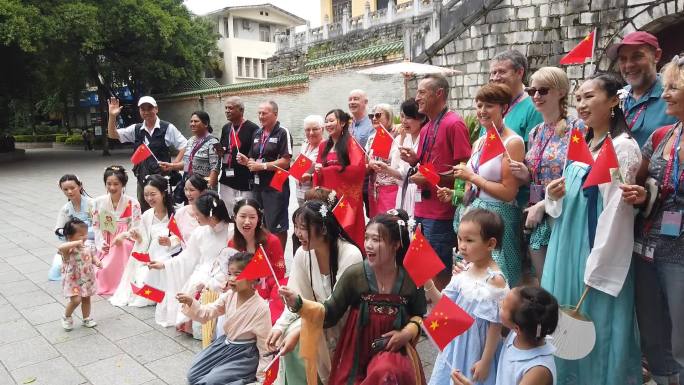 桂林外国游客与汉服美女合影拍照