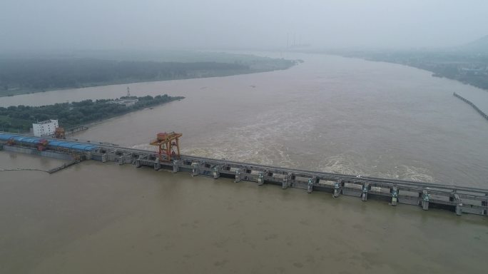 航拍洪水洪峰过境水利水电航电枢纽开闸泄洪