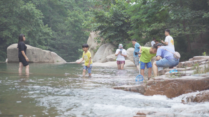 4K夏天河边儿童玩水戏水-夏天山间清凉