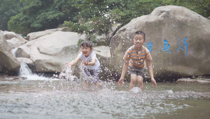 4K夏天河边儿童玩水戏水-夏天山间清凉