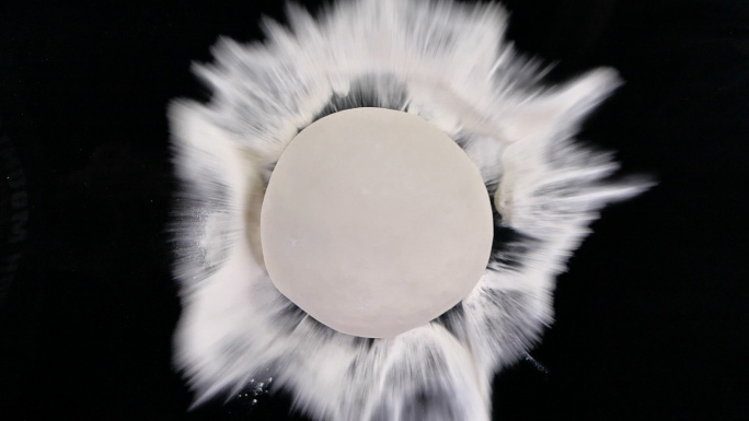 撒面粉面粉洒落面团掉落在面粉中1080p
