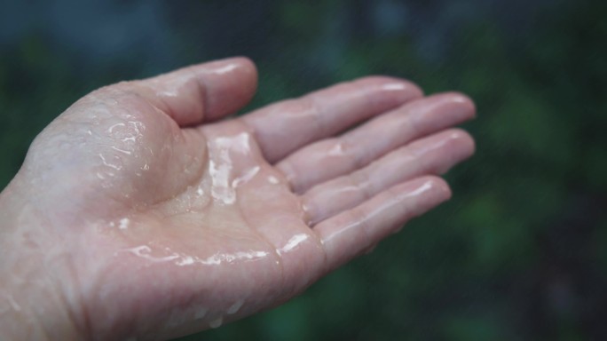 4K手摸雨、下雨手接雨水、触摸