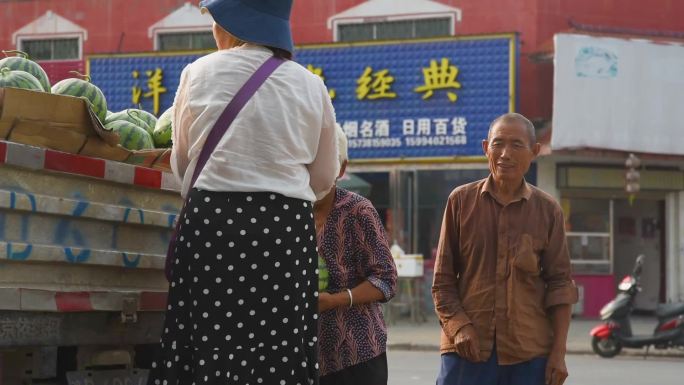 城市管理街头瓜农卖瓜