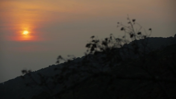夕阳下的山坡剪影