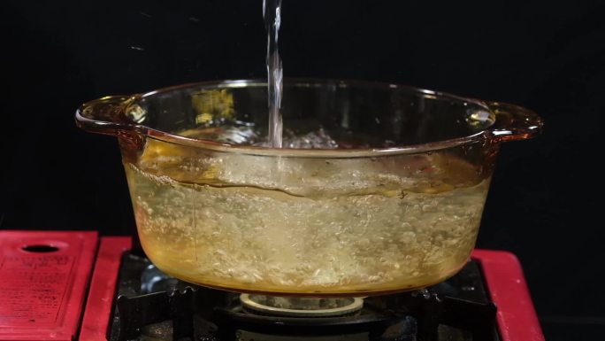 透明锅中倒水入锅煲汤升格拍摄水花四溅