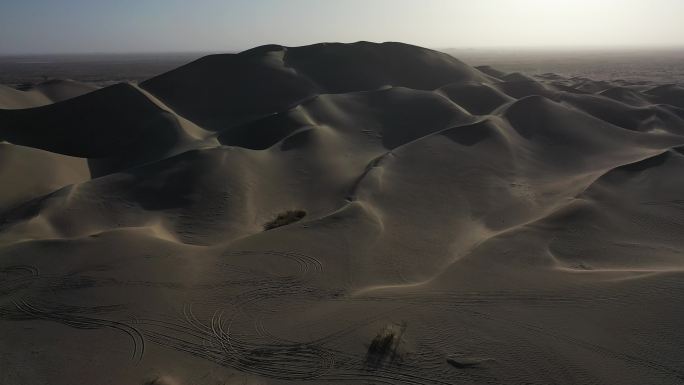 塔克拉玛干沙沙漠边缘的高清素材