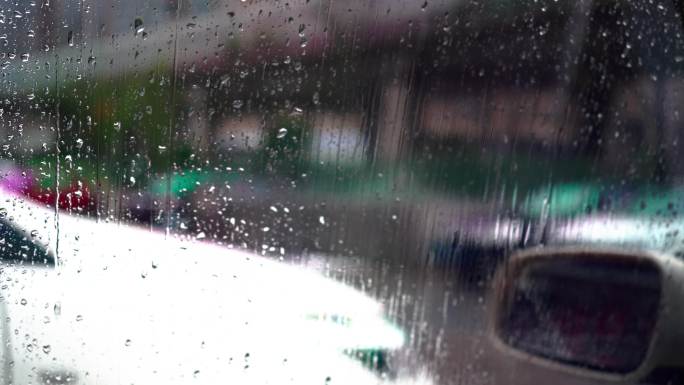 4K车窗玻璃上雨水