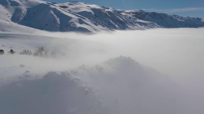 4K山顶穿梭云雾弥漫雪山之巅