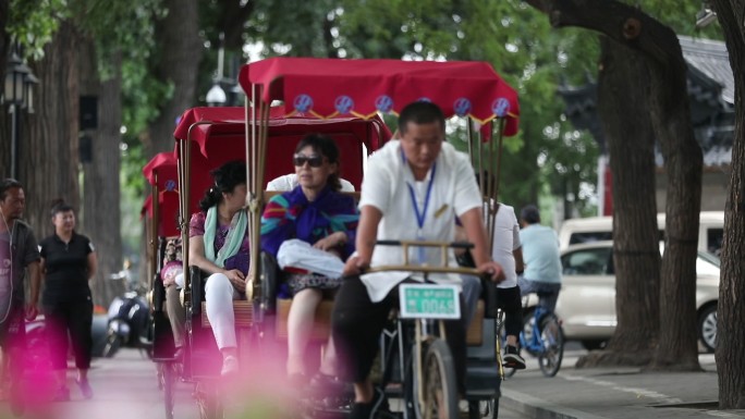 老北京人力三轮车拉游客观光