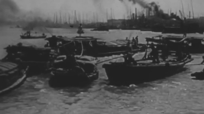 30年代上海外滩黄浦江繁忙货运航运帆船