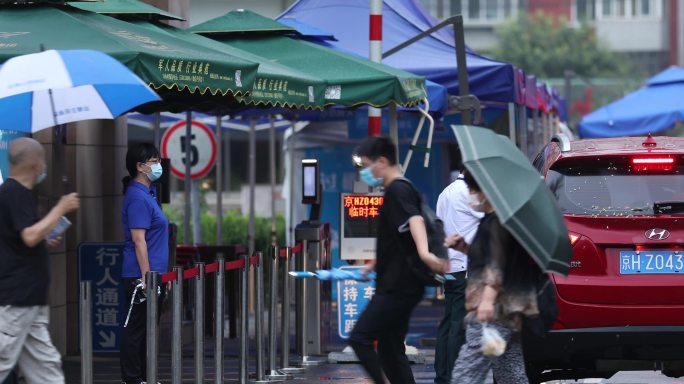 疫情北京高考助力高考 ，加油交警志愿者