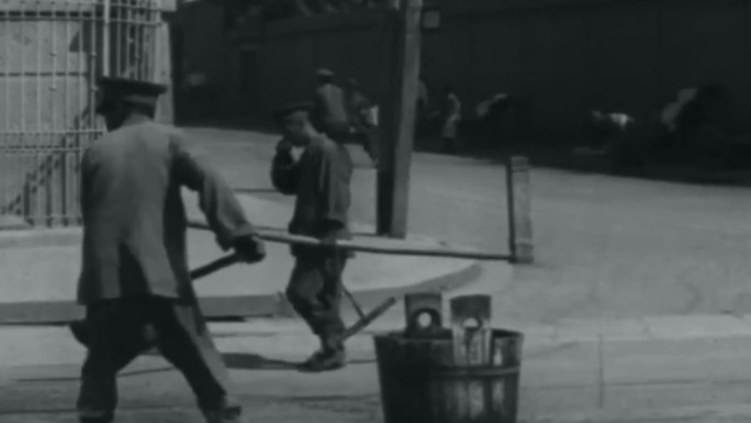 30年代北京有轨电车环卫街道清洁洒水工人