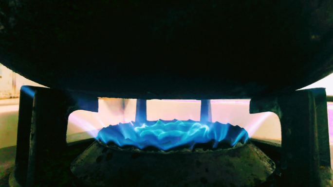 打开燃气灶、蓝色火焰、液化气燃烧