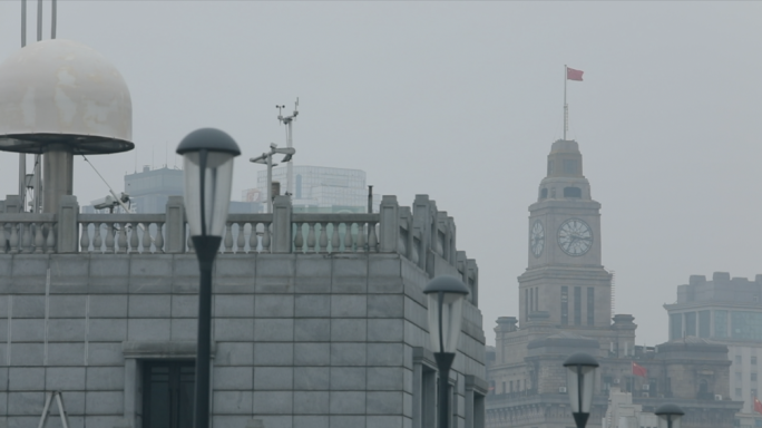 （原创）上海外滩清晨的商船海鸥大雾