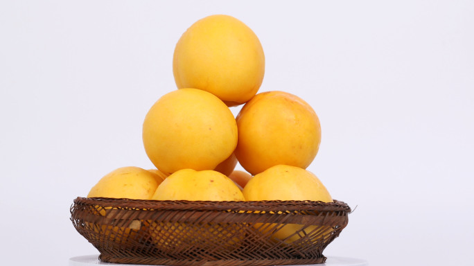 黄桃转盘特写-竹篮里的黄桃-砀山黄桃特产