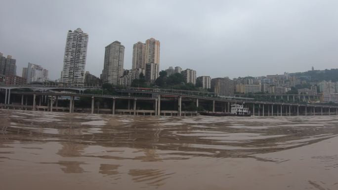 河水上涨行驶在重庆嘉陵江中的货船