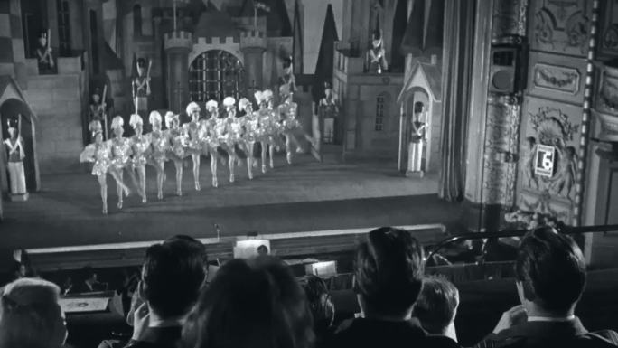 30年代百脑汇霓虹灯夜总会美女舞台歌舞