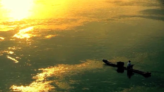 夕阳下人在江边钓鱼