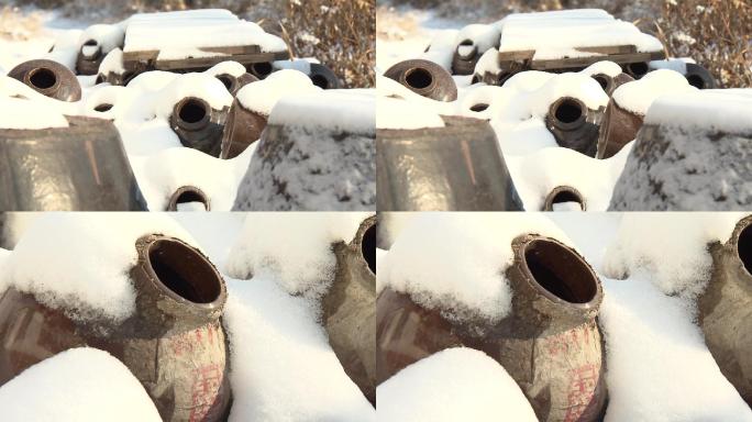 酩酊大醉——雪中的空酒坛