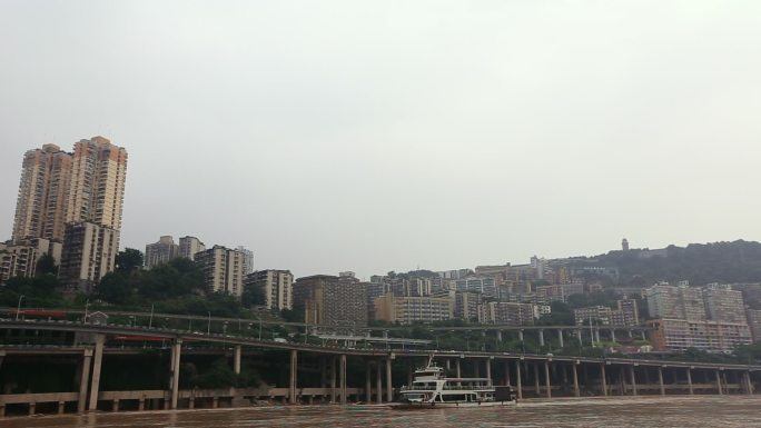 汛期行驶在重庆嘉陵江中的游船