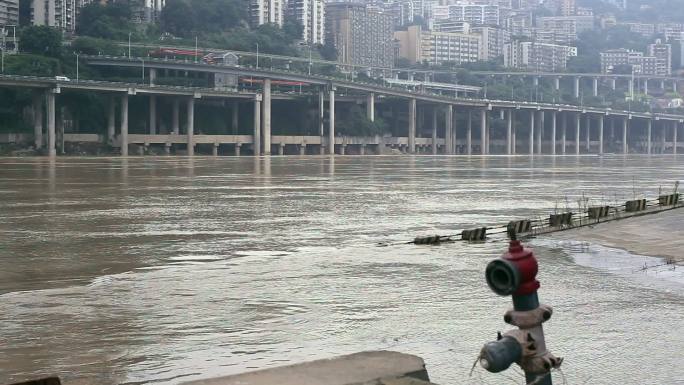 重庆嘉陵江的河水猛涨已经淹没公路