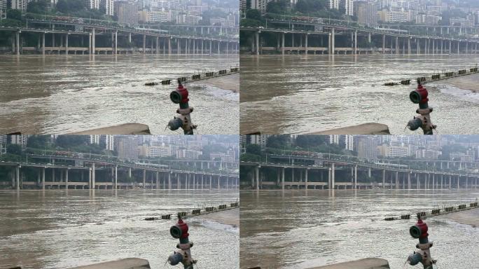 重庆嘉陵江的河水猛涨已经淹没公路