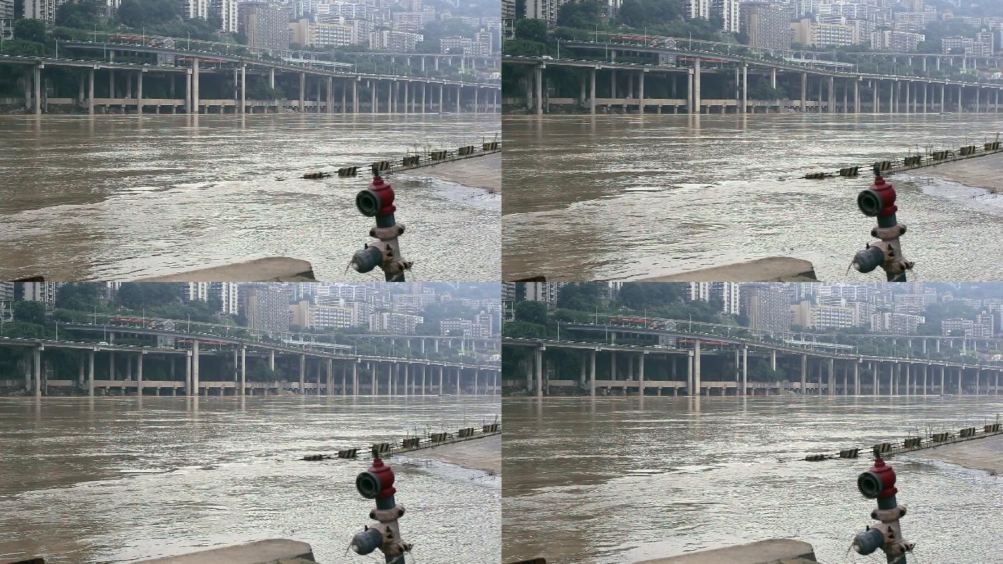 重庆嘉陵江的河水猛涨已经淹没公路