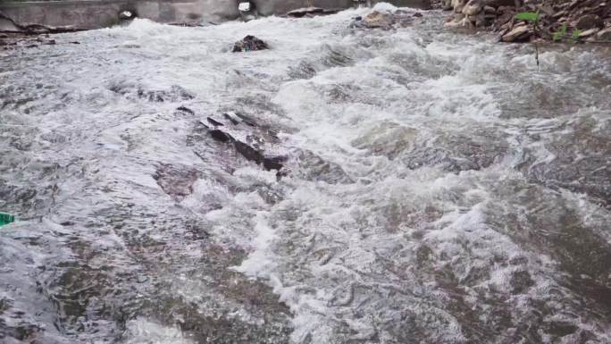 雨后山区河沟流水