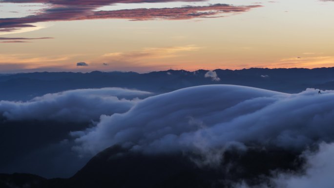 朝阳流动云层