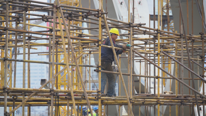 城市建设者登高攀爬脚手架安全防护工人农民