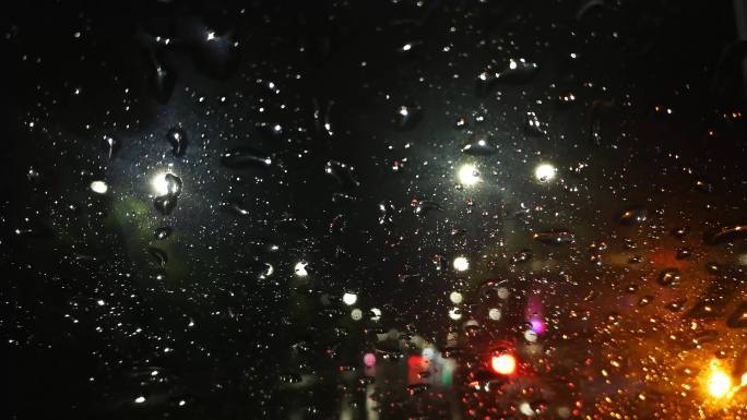 4K-雨天夜晚雨滴落在车窗