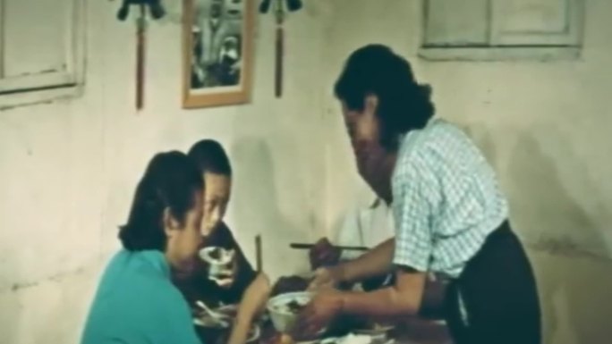 60年代百姓家庭晚餐饮食家常菜幸福生活